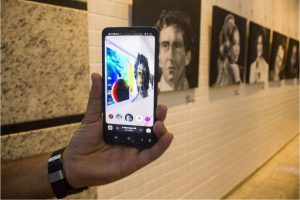 Exposição de obras com realidade aumentada no Brisamar Shopping