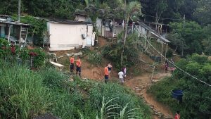 Temporal em Guarujá causa deslizamentos em cinco morros