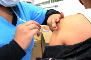 Vacinação contra a covid-19 segue neste final de semana em Praia Grande