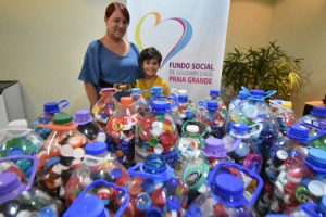 Em Praia Grande, garoto de 8 anos entrega 50 galões cheios de tampinha para ajudar o Fundo Social