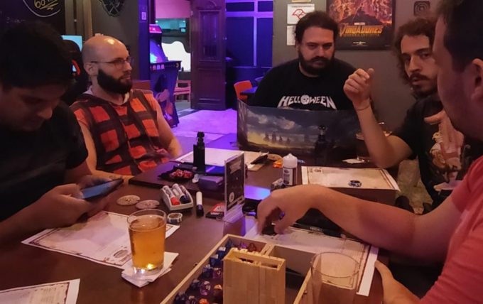 pessoas jogando rpg de mesa