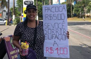 Vendedora ambulante dá desconto de 80% para comprador que sorrir