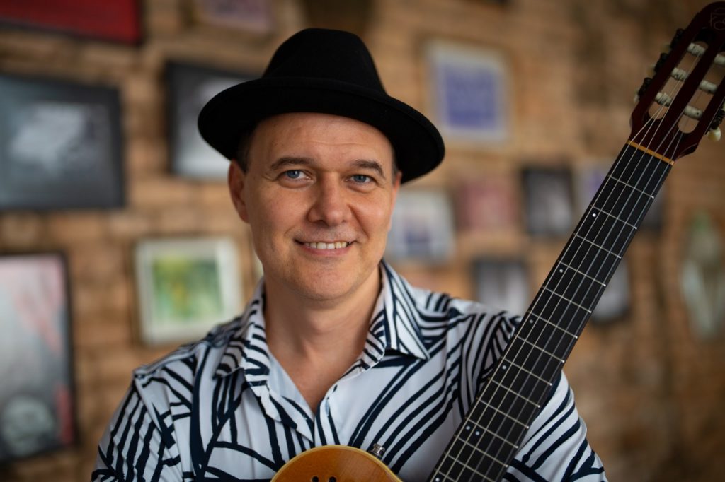 João Suplicy traz a Santos show com sambas inesquecíveis