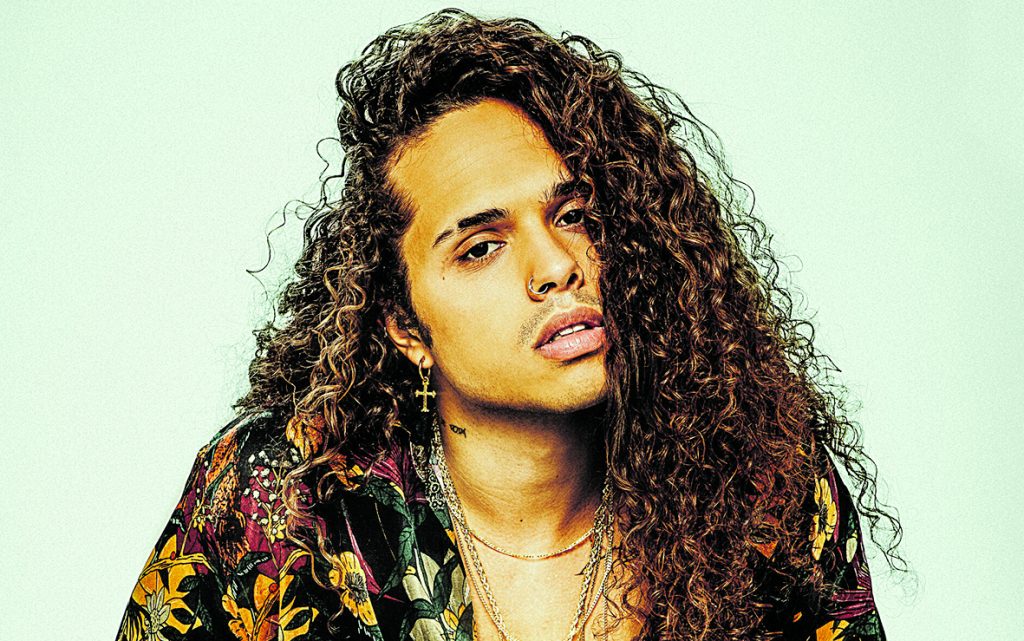 Vitão faz show em Santos neste sábado