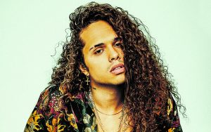 Vitão faz show em Santos neste sábado