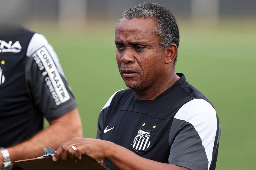Ídolo do Santos seleciona garotos para novo clube de futebol