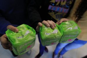 Distribuição gratuita de absorventes para pessoas de baixa renda agora é lei em Santos