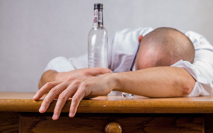 Alcoolismo: a prevenção começa dentro de casa  | Jornal da Orla