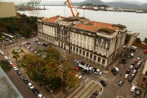 Protesto na Alfândega atrasa movimentos no porto e reduz arrecadação de tributos