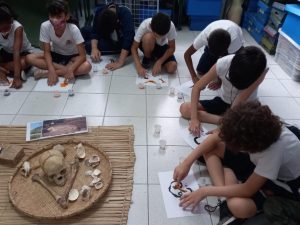 Oficina de arqueologia apresenta objetos milenares a estudantes de Santos