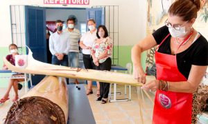 Artesanatos em fibra de bananeira geram oportunidades de renda às mulheres de Itanhaém