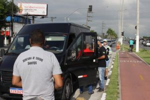 Fiscalização em Santos aborda veículos após lei de turismo de um dia entrar em vigor
