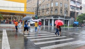 Previsão indica chuvas fortes em Santos nos próximos dias