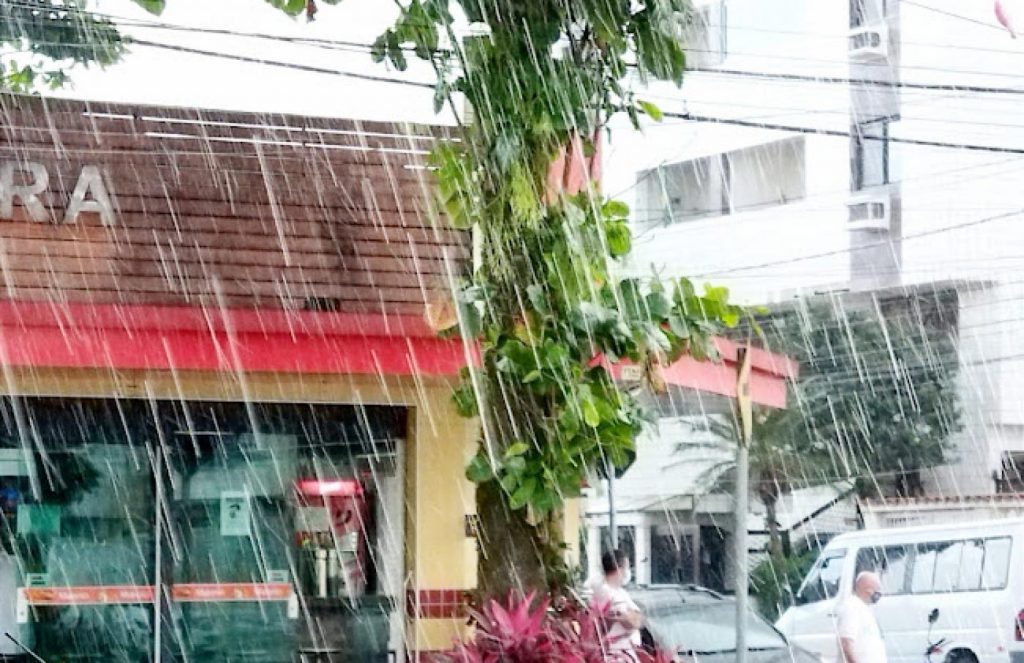 Previsão aponta chegada de chuvas e raios em Santos