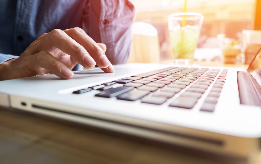 Guarujá abre vagas para cursos na área de Informática