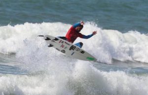 Surfista de Santos realiza melhor manobra e é campeão em Israel