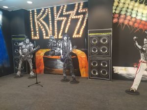 Cenários interativos homenageiam grandes artistas do Rock em Santos