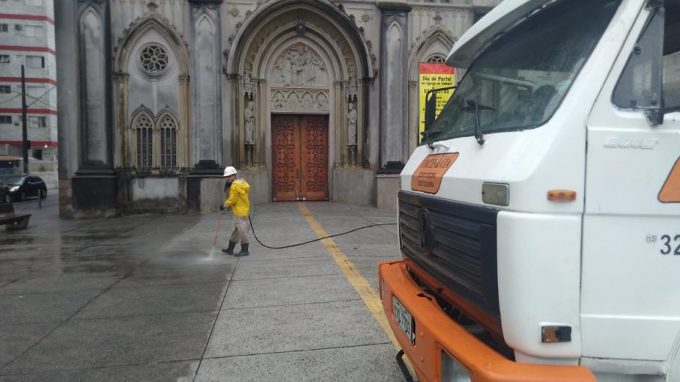 Praça da Igreja do Embaré em Santos recebe reparos