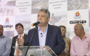 Prefeito de Guarujá é alvo de operação da PF que investiga desvios de recursos da saúde e educação