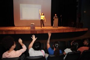 Programa qualifica mulheres para mercado de trabalho em Santos