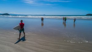 Em Bertioga, praia de Riviera recebe campeonato de surfe