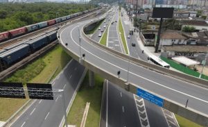 Iluminação especial de viaduto e palestra marcam Dia da Visibilidade Trans em Santos