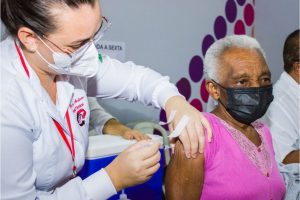 Público 60+ pode receber a quarta dose da vacina contra a covid-19 em São Vicente