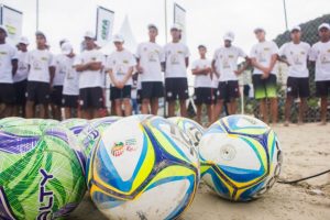 Projeto Futebol de Areia Raiz retoma as atividades em São Vicente