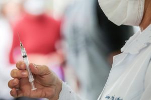 Em Praia Grande, vacinação contra a covid-19 e gripe ocorre no ginásio Rodrigão neste fim de semana