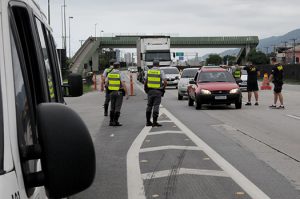 Mais de 1.500 veículos são fiscalizados por transporte irregular de passageiros em Praia Grande
