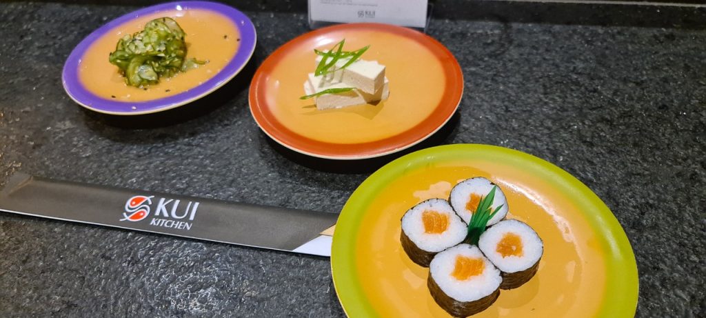 Santos ganha primeiro restaurante no estilo “kaiten” com menu servido em esteira rolante