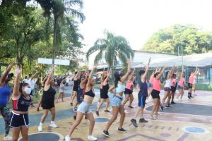 Aulão de ritmix faz sucesso e retorna sábado a morro em Santos