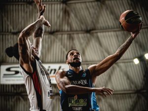 Basquete de Santos se classifica para quartas de final do Campeonato Brasileiro após 21 anos