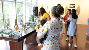Exposição apresenta obras interativas para autistas em Santos
