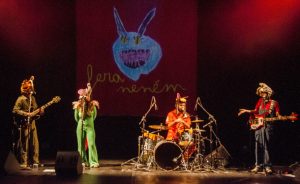 Banda Fera Neném se apresenta para público infantil no Sesc Santos