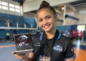 Atleta de Santos é tricampeã paulista de luta olímpica