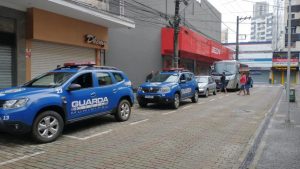 Ônibus são multados por descumprirem a lei do turismo de um dia em Santos