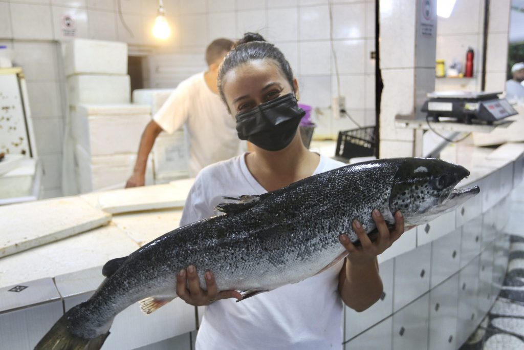 Vigilância Sanitária em Guarujá fiscaliza mais de 30 peixarias