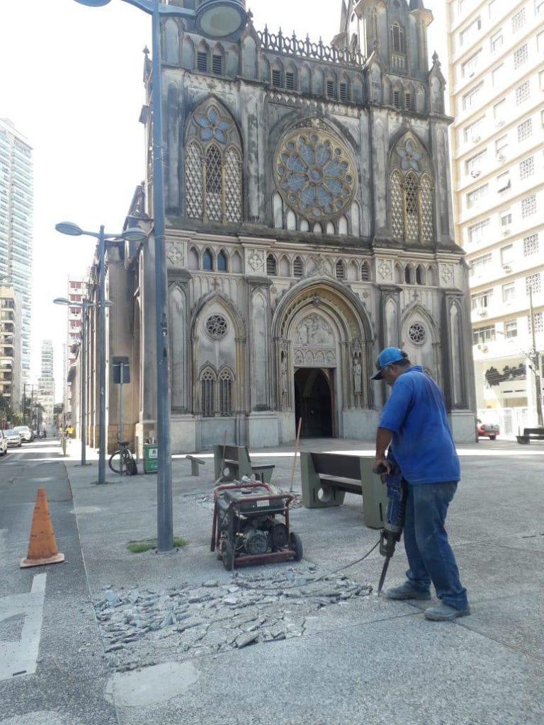 Praça e fonte da Igreja do Embaré entram em novas etapas de recuperação em Santos