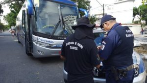 Veículos são multados por desrespeito à lei do turismo de um dia em Santos