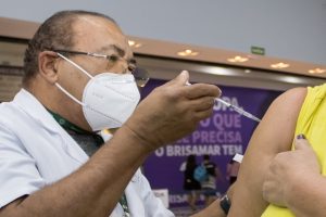 São Vicente aplica vacina bivalente em profissionais de saúde 50+