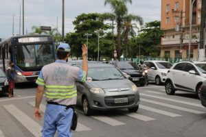Transferência de pontos de infração pode ser realizada pelo site da CET em Santos
