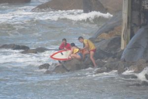 Surfista vicentino salva casal de afogamento na Praia do Itararé