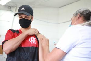 Guarujá inicia terceira dose de vacinação para adolescentes nesta terça-feira
