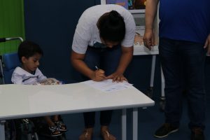 Aluno com paralisia de Guarujá recebe doação de mesa adaptada