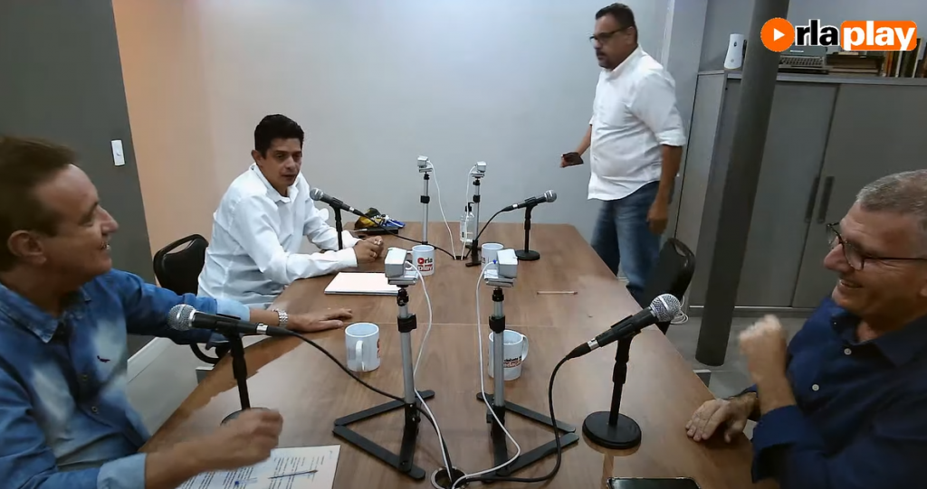 Filho de prefeito cassado de Santos abandona debate com bolsonarista