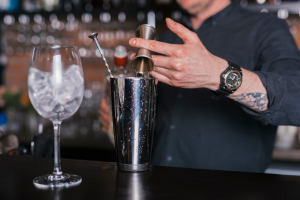Curso capacita para trabalhar em restaurantes e hotéis em Santos