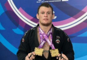Atleta de Santos conquista dois ouros em competição de jiu-jitsu
