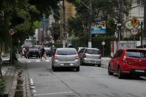 Obra em rede de esgoto bloqueia trecho da Rua Goiás em Santos