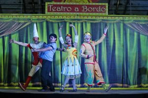 Teatro a Bordo se apresenta na Lagoa da Saudade em Santos